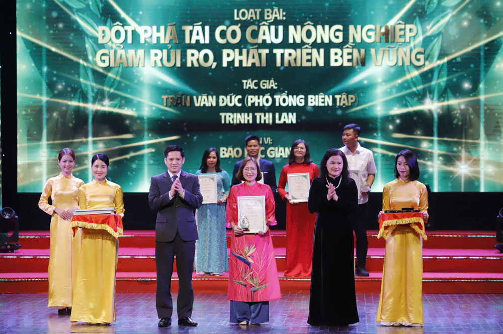 

Nhà báo Trịnh Lan đại diện nhóm tác giả Báo Bắc Giang nhận giải Khuyến khích.